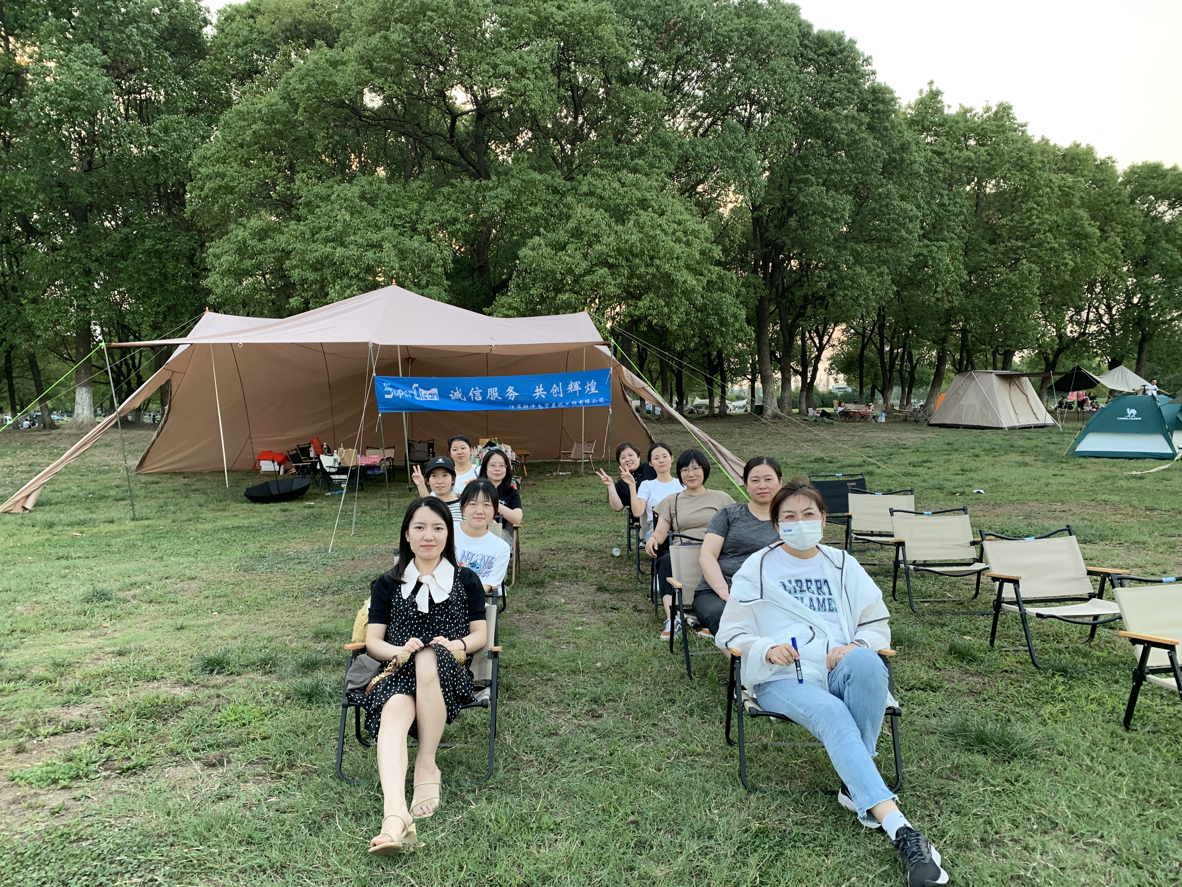 公司内勤人员九龙湖公园团建